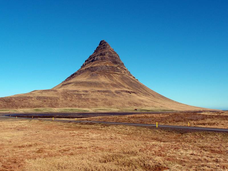 Der Berg Kirkjufell, ein beeindruckendes Wahrzeichen an der Nordküste der Halbinsel Snæfellsnes, Island (Photo: Janka)