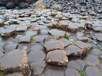Basaltformationen, die der Erosion seit Millionen von Jahren standhalten, Nordirland, Vereinigtes Königreich (Photo: Janka)