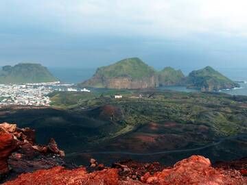View on Heimaey from the red cone of Eldfell volcano, Vestmannaeyjar, Iceland (Photo: Janka)