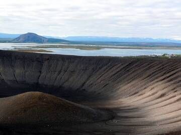 Der Mývatn-See vom Kraterrand des Vulkans Hverfell aus gesehen, einem perfekt geformten Tephra-Kegel im Norden Islands (Photo: Janka)