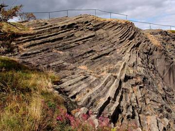 Basaltsäulen sind die Überreste eines erloschenen tertiären Vulkans im sächsischen Erzgebirge, Deutschland (Photo: Janka)
