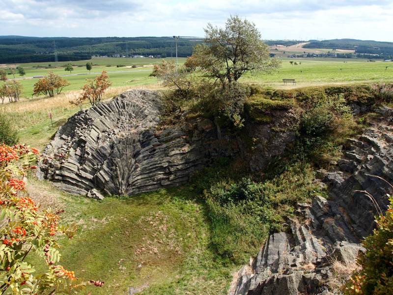 Diese seltene fächerförmige Basaltstruktur entstand vor etwa 24 Millionen Jahren durch vulkanische Aktivität im Sächsischen Erzgebirge (Deutschland). (Photo: Janka)