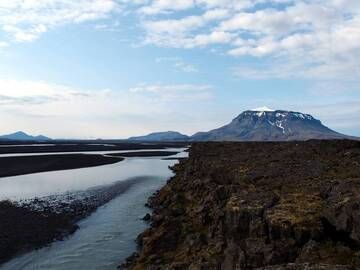 Der Vulkan Herðubreið im isländischen Hochland erhielt seine Form dadurch, dass er zum Zeitpunkt des Ausbruchs von einem Gletscher bedeckt war. (Photo: Janka)