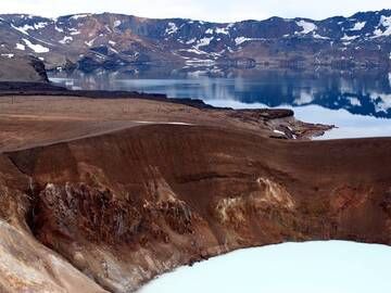 Viti crater and lake Öskjuvatn fill only a part of the enormous Askja caldera in Iceland. (Photo: Janka)