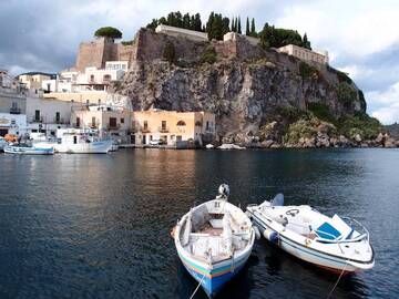 Blick auf die Burg vom Hafen Marina Corta, Insel Lipari, Italien (Photo: Janka)
