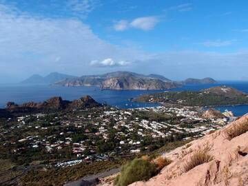 Climbing Gran Cratere, Vulcano island, Italy (Photo: Janka)