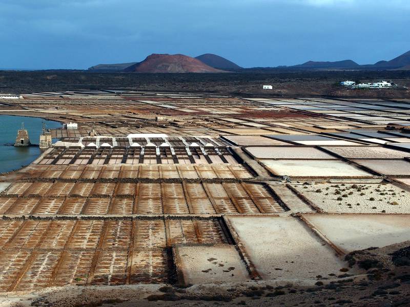 Blick über die Salzfelder „Salinas del Janubio“ auf Lanzarote, Kanarische Inseln (Photo: Janka)