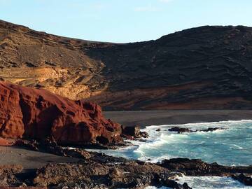 Überreste eines Schlackenkegels bildeten die Bucht „Charco de los Clicos“ in der Nähe von El Golfo, Lanzarote, Kanarische Inseln (Photo: Janka)