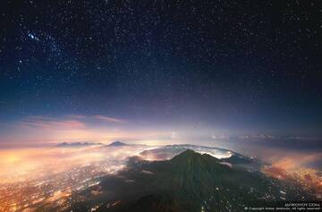 View of Batur volcano (1,717 m) from the peak of Agung (3,142 m) at night. (Photo: Anton Jankovoy)