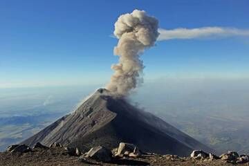 1. Vulkan Fuego 3963 m, vom Gipfel des Vulkans Acatenango 3993 m, Guatemala. (Photo: Jay Ramji)