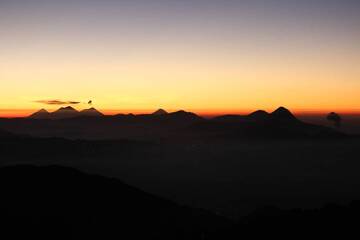 10. Fernsicht auf die Vulkane vom Gipfel des Vulkans Tajumulco 4220 m bei Sonnenaufgang – von rechts nach links – Santaguito (ausbrechend), Santa Maria, Santo Tomas, Zunil, Atitlan. Toliman, San Pedro, Fuego, Acatenango und Agua, Guatemala (Photo: Jay Ramji)