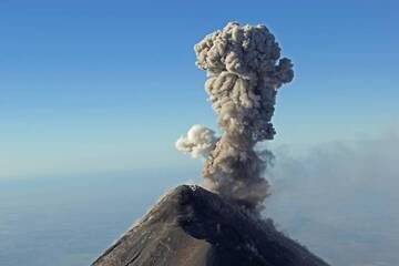 2. Vulkan Fuego 3963 m, vom Gipfel des Vulkans Acatenango 3993 m, Guatemala. (Photo: Jay Ramji)