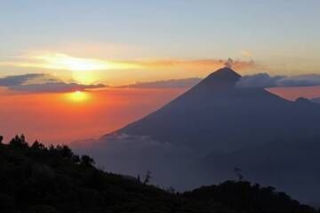 8. Vulkan Santa Maria 3750 m bei Sonnenuntergang in der Nähe des Gipfels des Vulkans Zunil 3542 m, Guatemala. (Photo: Jay Ramji)