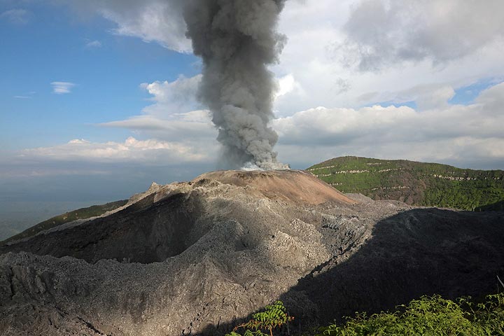 Éruption de cendres de Gunung Ibu, vue depuis le camping, Halmahera, Moluques du Nord, Indonésie (Photo: Jay Ramji)