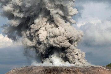 Erupción de ceniza de Gunung Ibu, vista desde el camping, Halmahera, Maluku del Norte, Indonesia (Photo: Jay Ramji)