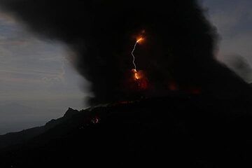 Eruzione di cenere con fulmini vulcanici, da Gunung Ibu, vista dal campeggio, Halmahera, Molucche Settentrionali, Indonesia (Photo: Jay Ramji)