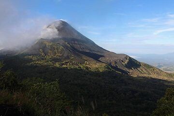 Gunung Soputan από το κάμπινγκ, βόρειο Sulawesi, Ινδονησία (Photo: Jay Ramji)