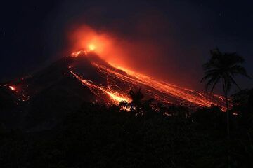 Gunung Karangtang (Südkrater) mit Lavaströmen, Blick von einem Hügel über dem Dorf Winangun, Insel Siau, Nord-Maluku, Indonesien (Photo: Jay Ramji)