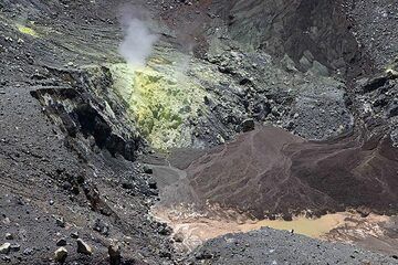 Lago del cráter y fumarolas, Gunung Lokon, Tomohon, Sulawesi del Norte, Indonesia (Photo: Jay Ramji)