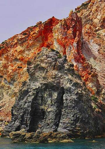 Old volcanic intrusion into oxidized and altered tuffs (Photo: Jean-Maurice)