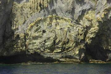 Altered and bended submarine tuff layers (Photo: Jean-Maurice)