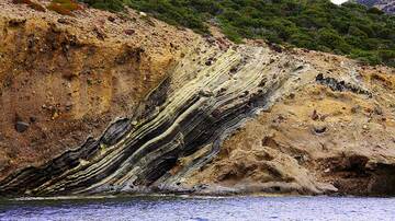 Ash layers interbedded in pyroclastic breccia deposits (Photo: Jean-Maurice)