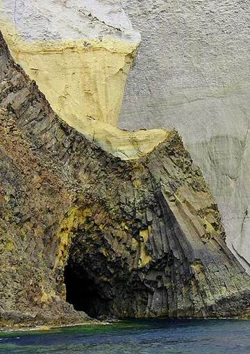 Volcanic intrusion of andesite lava into white pumiceous deposits (Photo: Jean-Maurice)