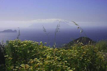 View towards the extinct (?) volcano Antimilos Island (Photo: Jean-Maurice)