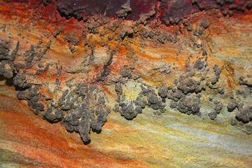 Psilomelane (manganese oxide) at Cape Vani, Milos Island, Greece (Photo: Jean-Maurice)