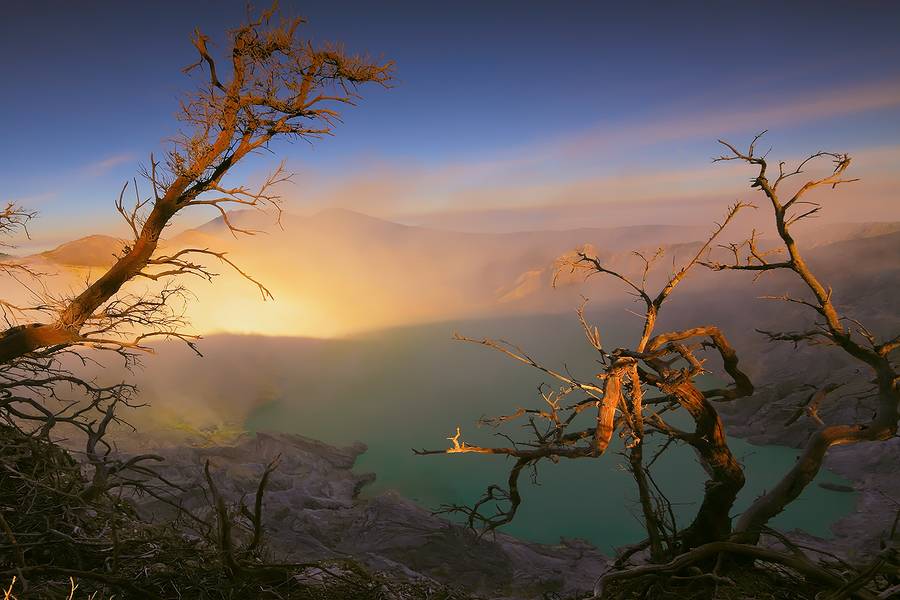 Dancing With The Light Of A Million Mornings
Kawah Ijen, East Java, Indonesia (Photo: JessyEykendorp)