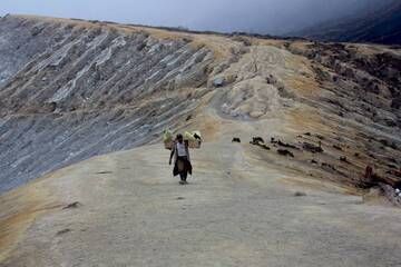 Sulfur miner on the crater rim, Ijen volcano, Java (Photo: KatSpruth)