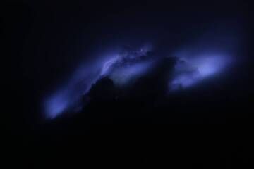Blaue Flammen aus brennendem Schwefel, Vulkan Ijen, Java. (Photo: KatSpruth)