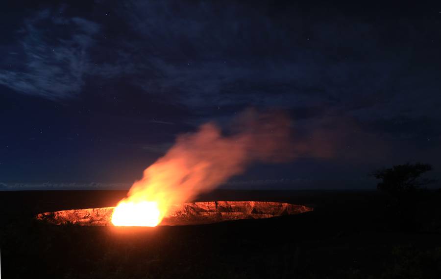 Halemaumau crater by night (March, 2017) (Photo: KatSpruth)