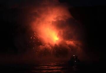 Explosionen am Meereseingang des Kilauea, mit Aussichtsboot im Vordergrund (Photo: KatSpruth)
