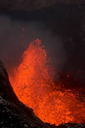 Explosions within Benbrow Lava lake, Ambrym (2014) (Photo: KatSpruth)