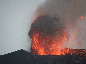 Eruption at Stromboli volcano, Italy (July 2012) (Photo: LaurentLupini)