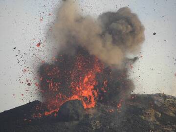 Starke Explosion aus dem nordöstlichen Krater von Stromboli (Juli 2012) (Photo: LaurentLupini)