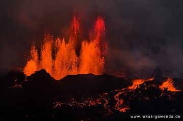 Multiple lava fountain from the Holuhraun fissure eruption on Iceland in Sep 2014 (Bardarbunga volcano) (Photo: Lukas Gawenda)