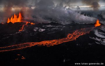 Lava fountain and lava flows from the Holuhraun fissure eruption on Iceland, Sep 2014 (Bardarbunga volcano) (Photo: Lukas Gawenda)