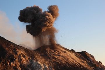 Panache de cendres provenant d'une explosion du volcan Stromboli (juin 2012) (Photo: Marc Szlegat / www.vulkane.net)