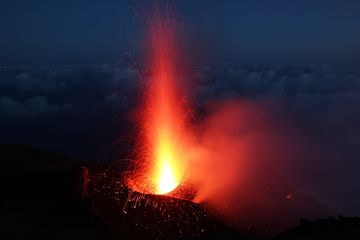 Ausbruch aus dem zentralen Krater des Vulkans Stromboli (Juni 2012) (Photo: Marc Szlegat / www.vulkane.net)