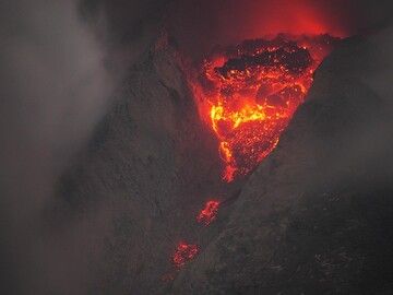 Viscous lava flow from Sinabung volcano's active lava dome in Jan 2014 (Photo: Marc Szlegat / www.vulkane.net)