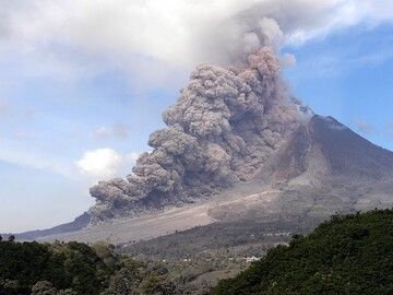 Coulée pyroclastique au volcan Sinabung, Sumatra, Indonésie (janvier 2014) (Photo: Marc Szlegat / www.vulkane.net)
