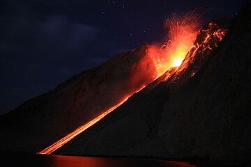 Strombolian activity from Batu Tara volcano - the "Stromboli" of the Banda Sea (Photo: Marc Szlegat / www.vulkane.net)