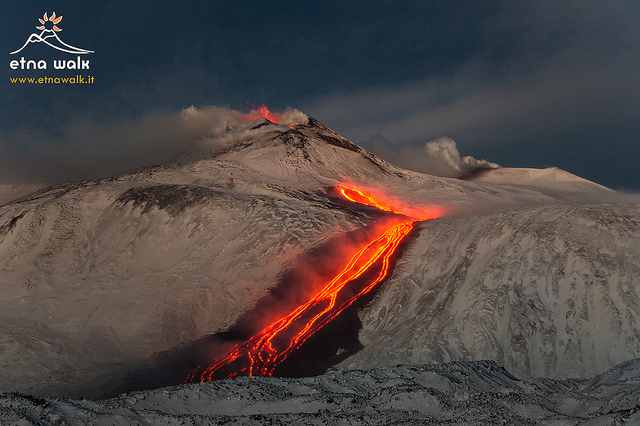 Zu Beginn des 26. Januar 2014 fließt Lava aus der neuen Eruptionsspalte am östlichen Fuß des neuen SE-Kraters des Ätna (Photo: Marco Restivo / www.etnawalk.it)