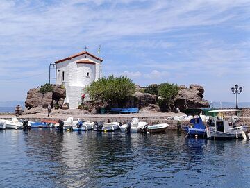 Lesbos is one of Greece's best-kept secrets. It boasts stunning nature, charming villages, small ports, beautiful beaches, medieval towns, as well as a great interesting cultural heritage dating back thousands of years. 
Marina from our team shares some of her impressions from our walking and study tour to Lesbos in May 2025. As one can see from the submitted selection of images, the island's delicious food and its cozy taverns made a strong impression! (c)