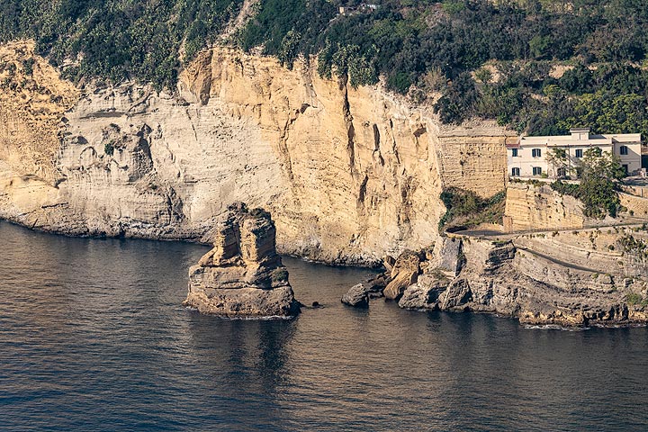 The Yellow Napoletanian Tuff formation at the coast of Posillipo, formed by a huge explosive caldera-forming volcanic eruption of the Campi Flegrei about 12000 years ago. (Photo: Markus Heuer)