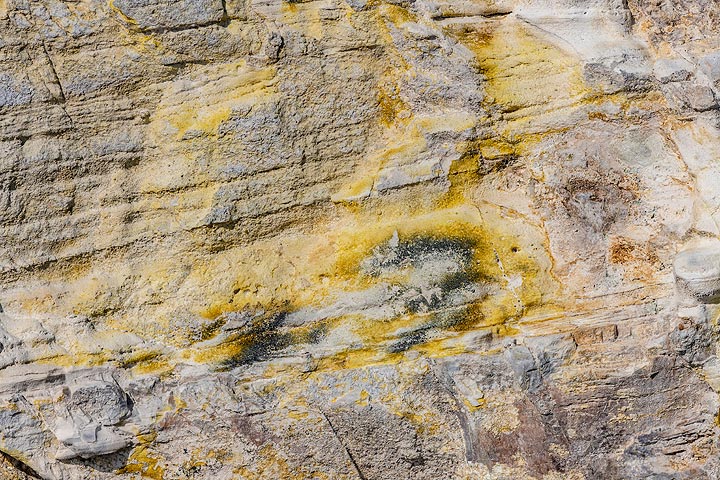 Couches de tuf altérées recouvertes de soufre et d'autres minéraux (Photo: Markus Heuer)