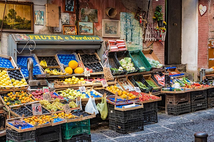 Fruit vendor in Naples (Photo: Markus Heuer)