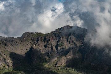 View from the Cono Grande of Vesuvius towards the Monte Somma, remnant of the volcanic edifice that was destroyed by the 79 AD Plinian eruption. (Photo: Markus Heuer)